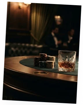 Een glas whiskey met ijs naast een stapel pokerfiches op een houten casinotafel in een sfeervolle ruimte.